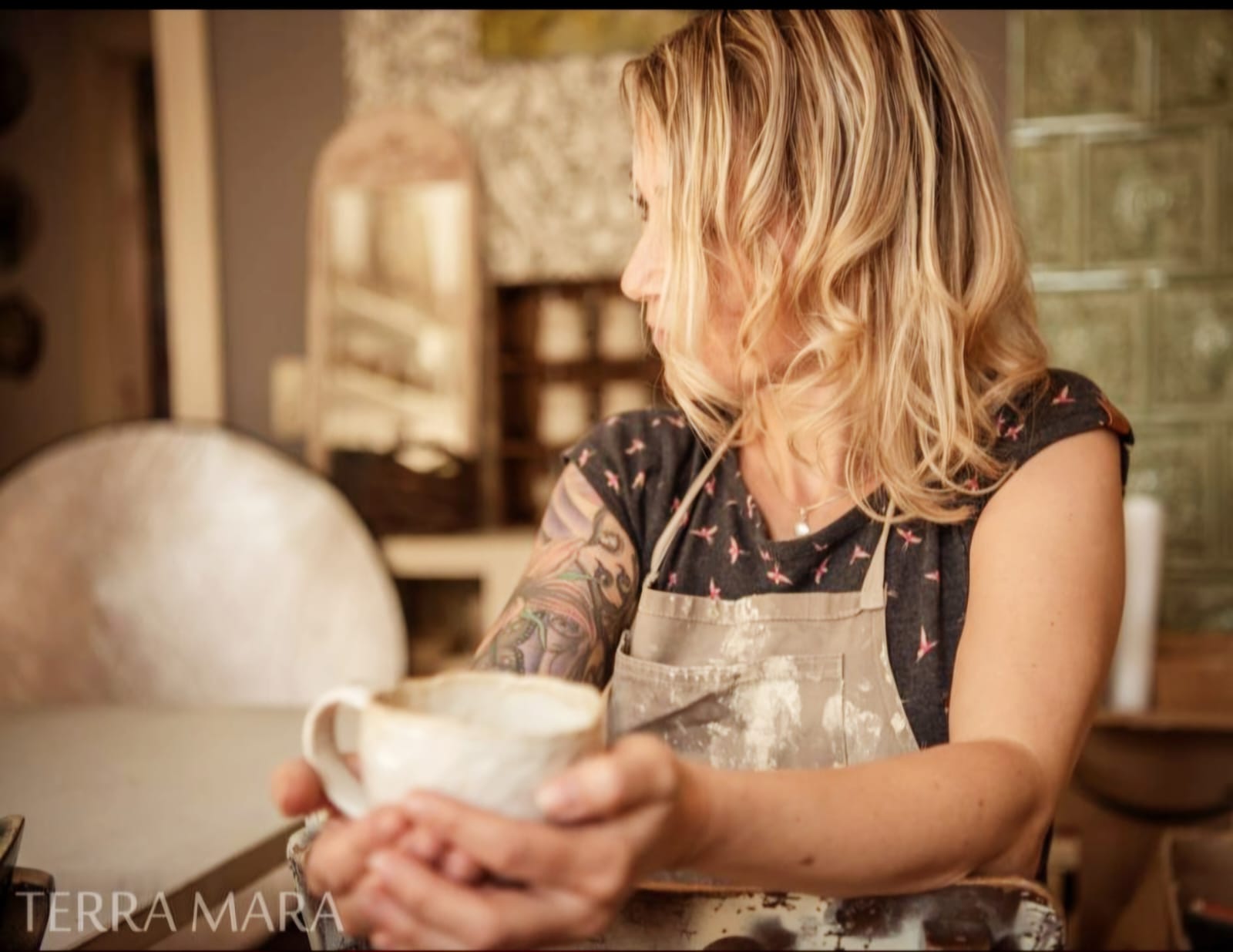 Mareike mit einer handgefertigten Tasse in den Händen
